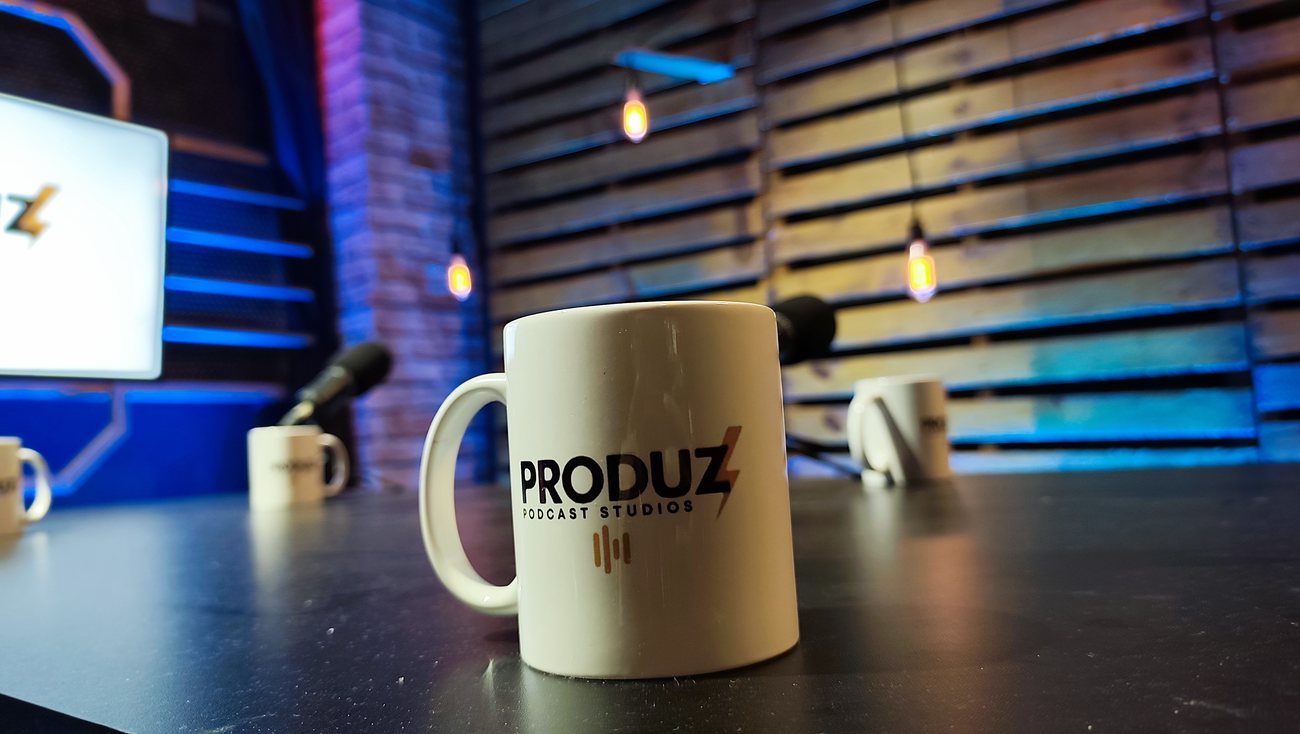 Caneca personalizada Produz Podcast Studios no set